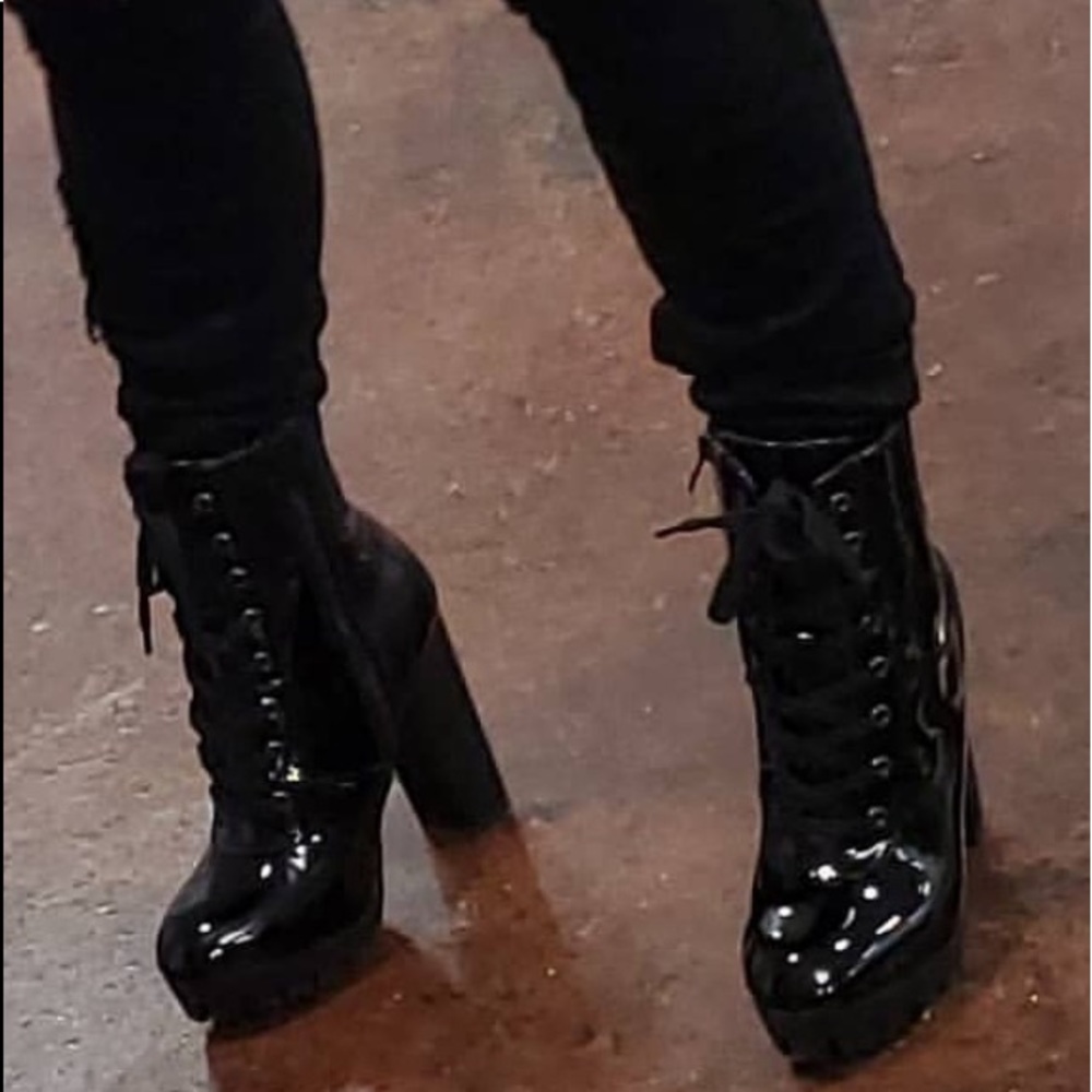 Beautiful Black Patent leather boot. Inside zipper and front laces ❤️